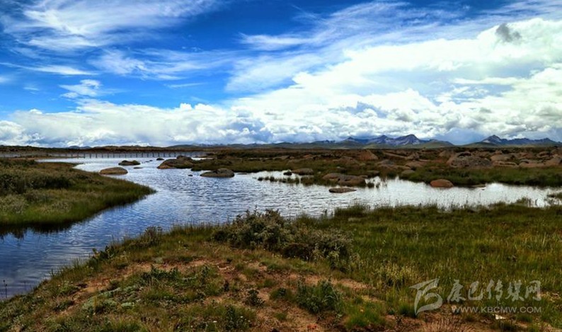 稻城：彩虹湖泊 美景如畫(huà)