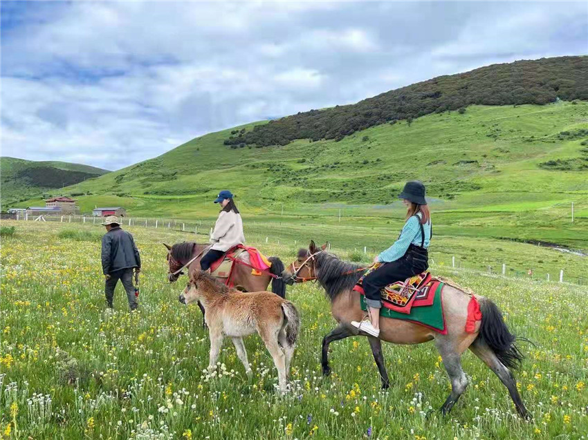 游客在祝?；êｓw驗騎馬  任剛.jpg