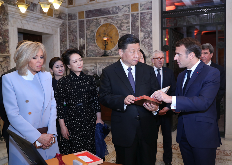 2019年3月24日，習(xí)近平在法國尼斯會(huì)見法國總統(tǒng)馬克龍。會(huì)見前，馬克龍向習(xí)近平贈(zèng)送1688年法國出版的首部《論語導(dǎo)讀》法文版原著。