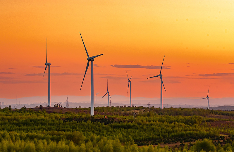 2023年5月23日清晨拍攝的內(nèi)蒙古興安盟烏蘭浩特市呼和馬場(chǎng)風(fēng)力光伏發(fā)電場(chǎng)內(nèi)的風(fēng)機(jī)。