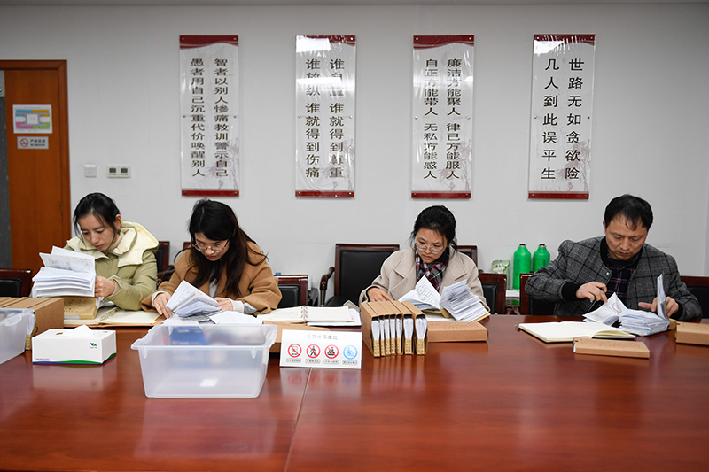 2020年1月8日，浙江寧波市北侖區(qū)紀(jì)委工作人員在檢查北侖區(qū)大數(shù)據(jù)發(fā)展管理中心2019年的公款消費(fèi)票據(jù)，查找是否存在違規(guī)問(wèn)題。