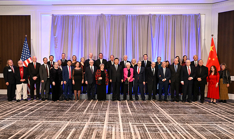 這是美國友好團體聯(lián)合歡迎宴會開始前，習(xí)近平主席會見飛虎隊和史迪威將軍后人、鼓嶺、艾奧瓦州、華盛頓州等方面友好人士代表，同他們親切交談并合影留念。