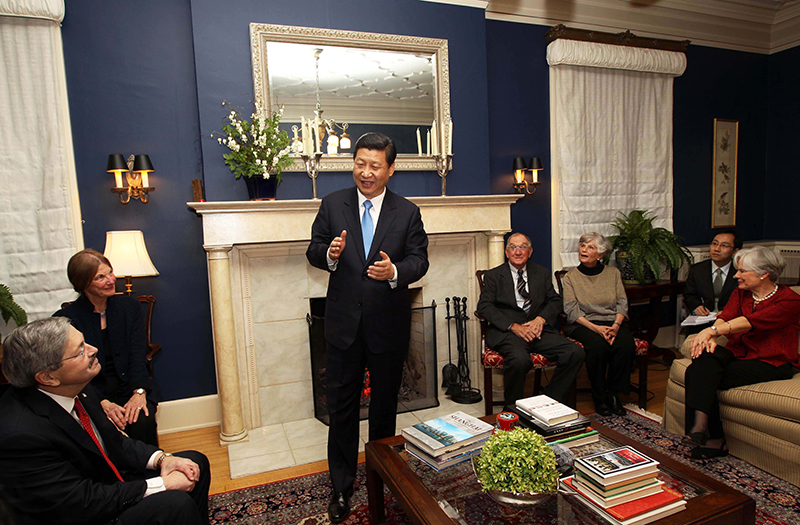 習(xí)近平2012年訪美時與老朋友敘舊場景。