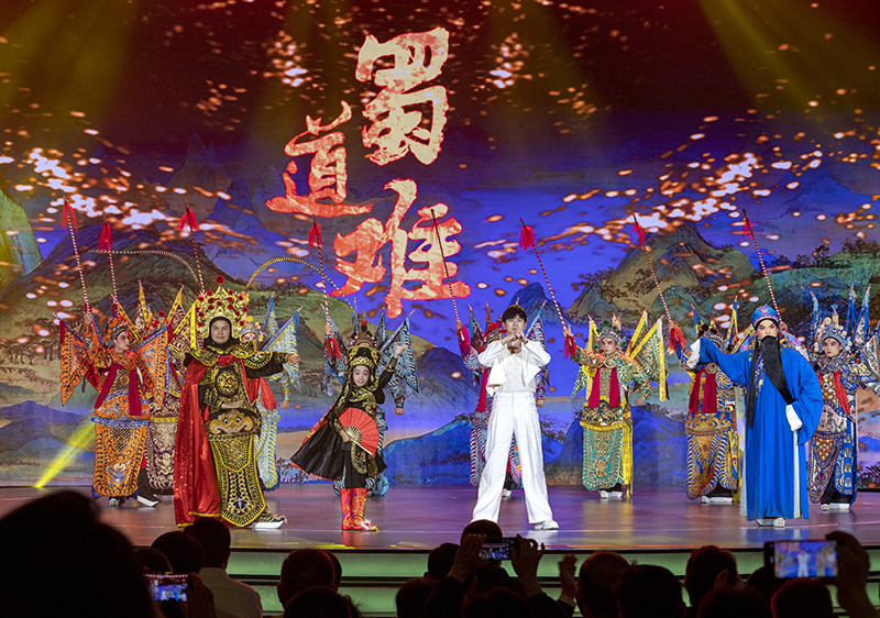 2023年10月13日，成都，“把青春華章寫在祖國大地上”大思政課網(wǎng)絡(luò)主題宣傳和互動(dòng)引導(dǎo)活動(dòng)在四川大學(xué)舉行。