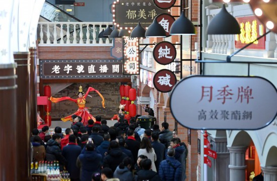 顧客在天津老字號(hào)集合店內(nèi)觀看演出。新華社記者 趙子碩 攝