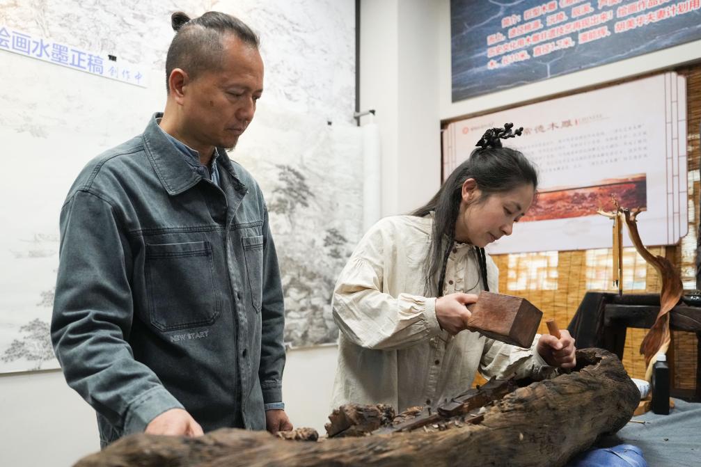 潘能輝和妻子胡美華在湖南常德河街展示木雕。新華社記者 薛宇舸 攝
