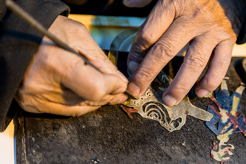 皮影非遺傳承人正在制作皮影。