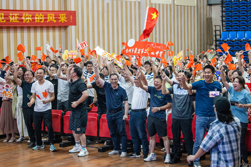 北京時(shí)間7月27日，2024年巴黎奧運(yùn)會(huì)首個(gè)比賽日，在射擊10米氣步槍混合團(tuán)體比賽中，中國選手黃雨婷/盛李豪獲得金牌。圖為黃雨婷的母校師生們通過收看奧運(yùn)直播的方式為她加油助威。