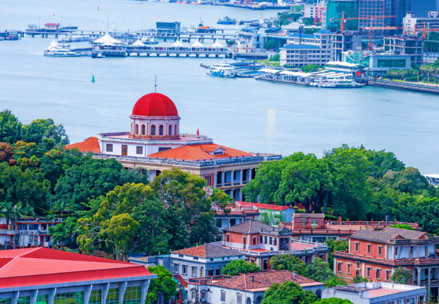 鼓浪嶼素有“萬國建筑博物館”的美譽(yù)，八卦樓作為全國重點文物保護(hù)單位，是鼓浪嶼世界文化遺產(chǎn)核心要素之一。楊勁堅 攝